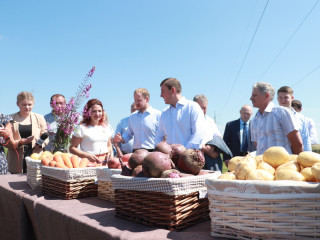 Первый зампред Совета Федерации Андрей Турчак и Губернатор Виктор Томенко подчеркнули важность развития ярмарочной торговли в Алтайском крае
