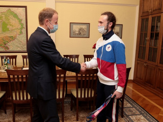 Губернатор Алтайского края Виктор Томенко встретился с двукратным призером Олимпийских игр 2021 года Сергеем Каменским