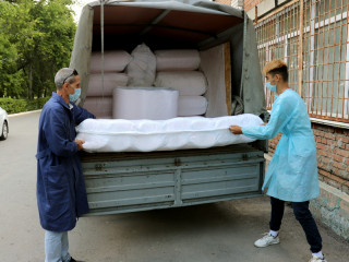 Благотворители передают ковидным госпиталям Алтайского края тысячу комплектов медицинских валиков для поддержания пациентов в прон-позиции