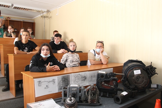 Для барнаульских школьников провели экскурсию в Горэлектротрансе