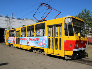 «Спасибо врачам!»: в День города в Барнауле вышли на линию необычные трамваи