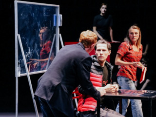 Молодежный театр Алтая открыл новый творческий сезон спектаклем «Загадочное ночное убийство собаки»