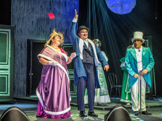 В Рубцовском драматическом театре Алтайского края новый сезон открыли постановкой «Дамский портной»