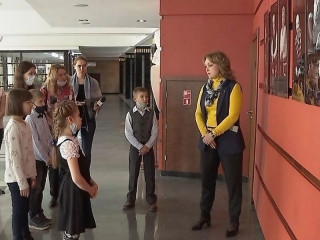 Победители конкурса детского творчества «Театр через 100 лет» побывали за кулисами Алтайского краевого театра драмы имени Василия Шукшина