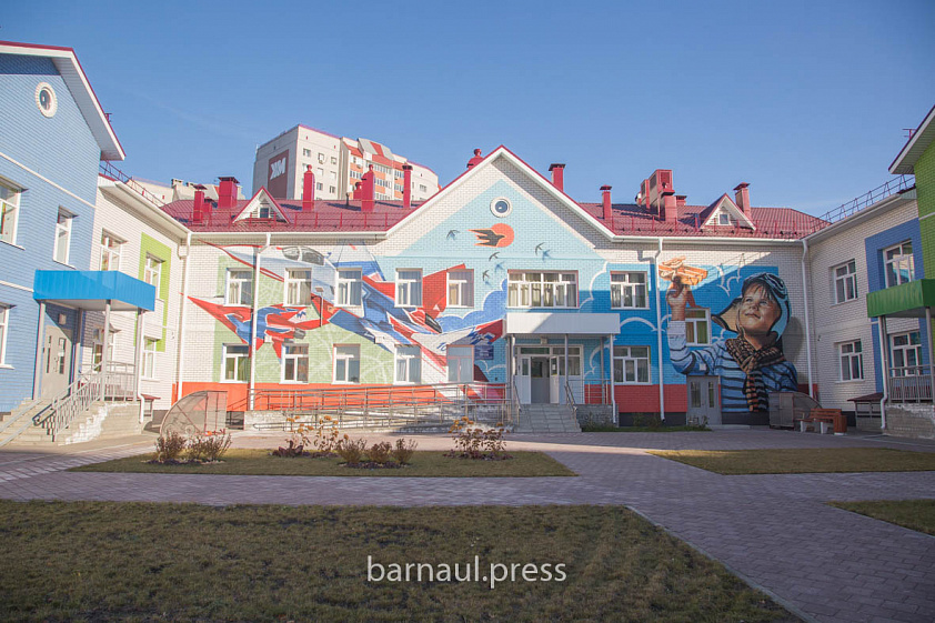 На фасаде барнаульского детского сада №273 закончили граффити «Стрижи»