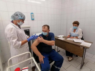 Крупнейшее промпредприятие Алтайского края проводит вакцинацию работников от гриппа, пневмококковой инфекции и коронавируса