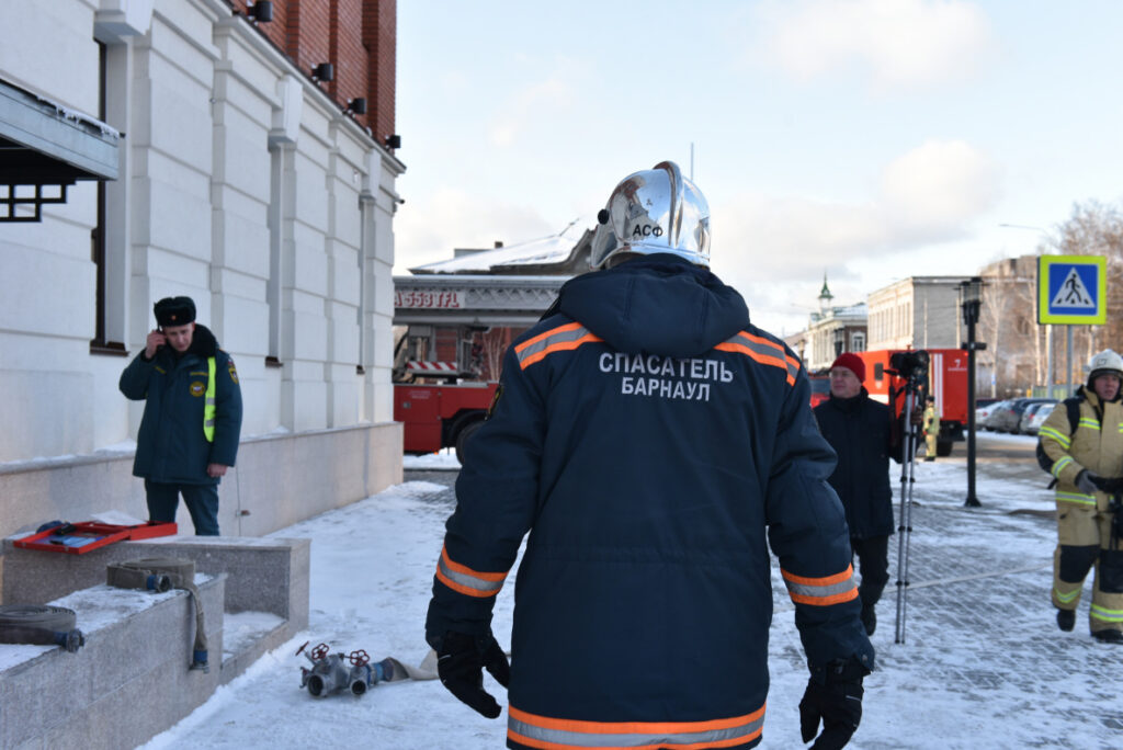 Спасатели Барнаула приняли участие в тренировочном пожарно-техническом учении