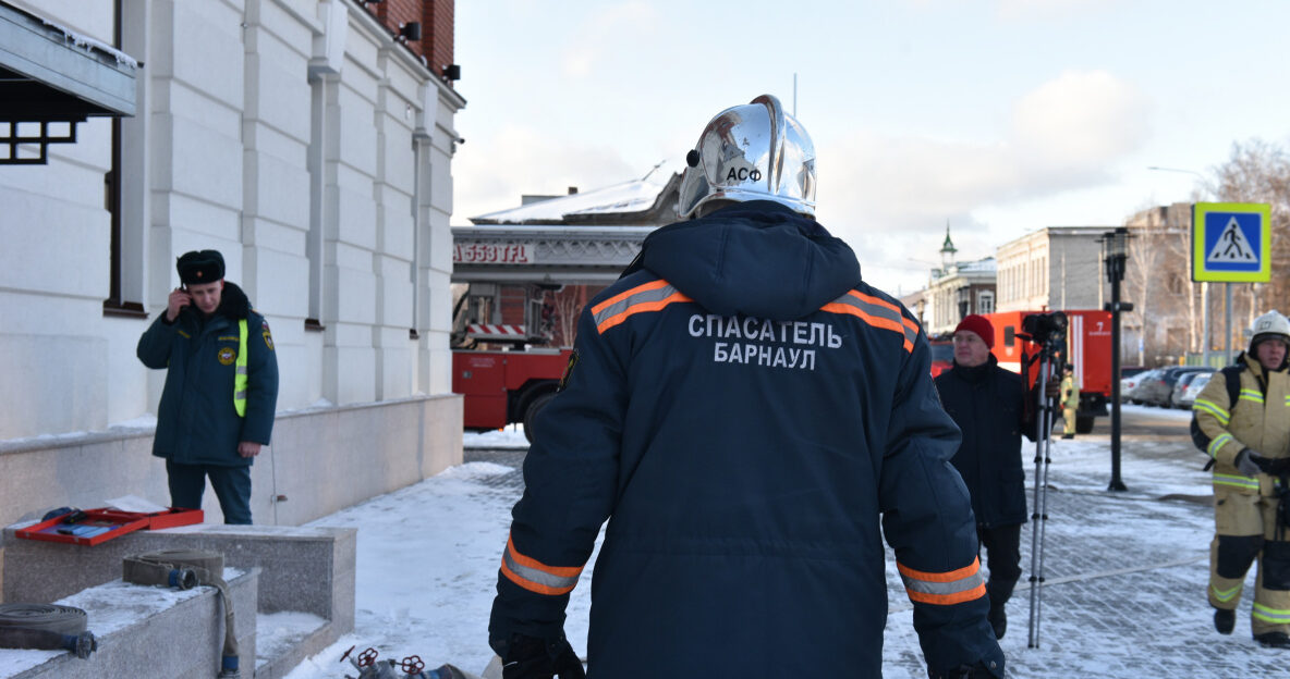 Спасатели Барнаула приняли участие в тренировочном пожарно-техническом учении