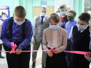 Сенсорную комнату для учеников начальных классов открыли в Заринске благодаря участию «Алтай-Кокса» в грантовой программе «Стальное дерево»