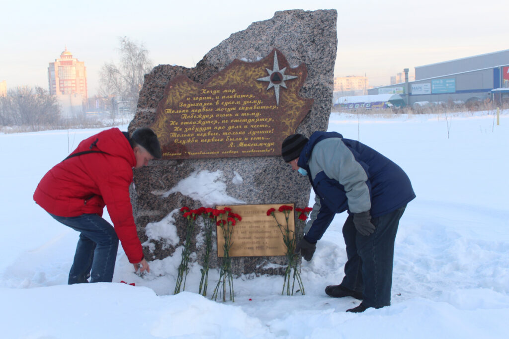 Барнаульские ликвидаторы аварии на Чернобыльской АЭС возложили цветы к памятному камню