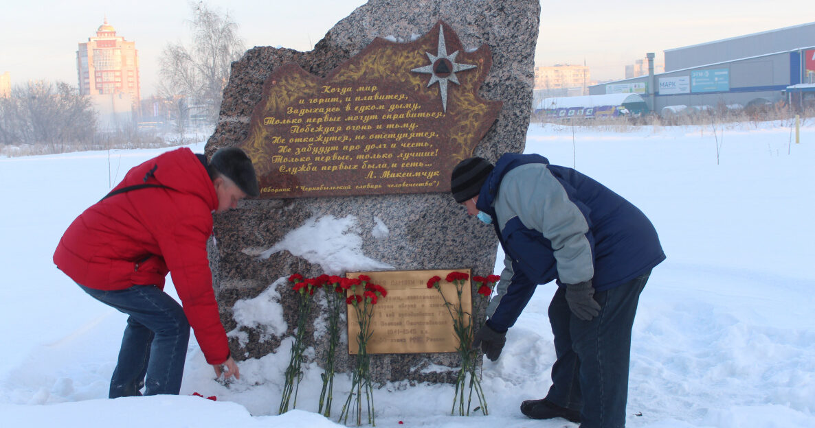 Барнаульские ликвидаторы аварии на Чернобыльской АЭС возложили цветы к памятному камню
