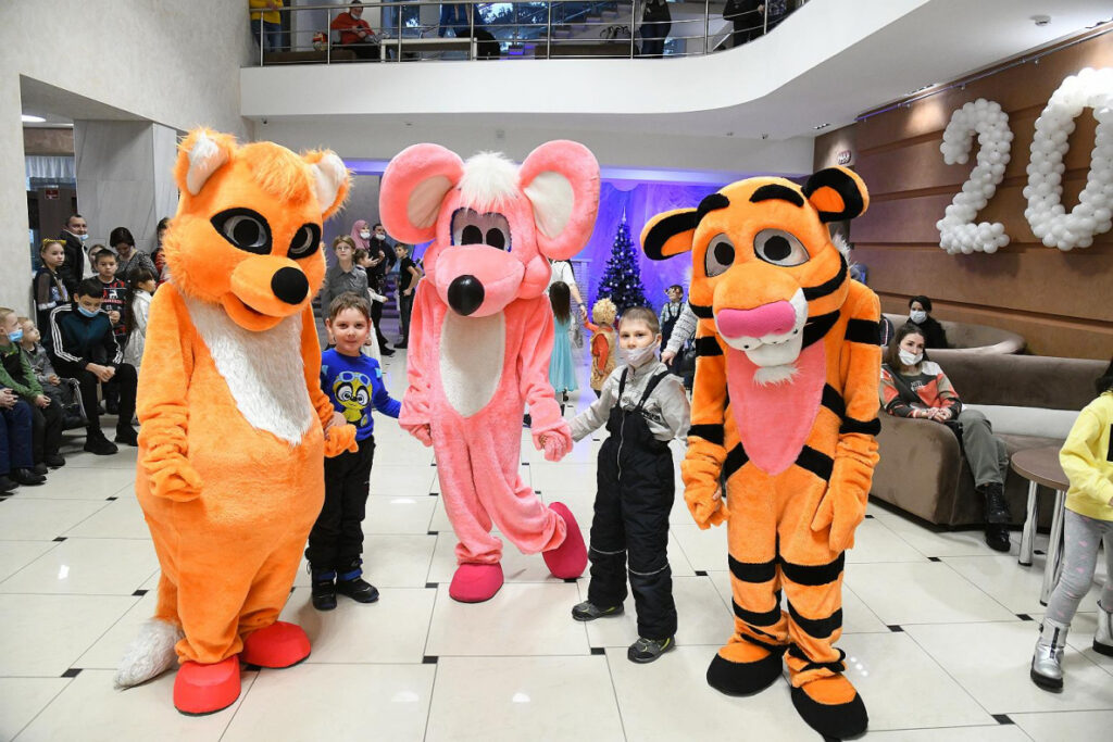 Праздник – семьей: для барнаульских детей показали новогоднее представление