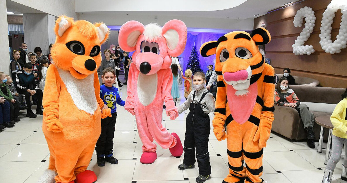 Праздник – семьей: для барнаульских детей показали новогоднее представление