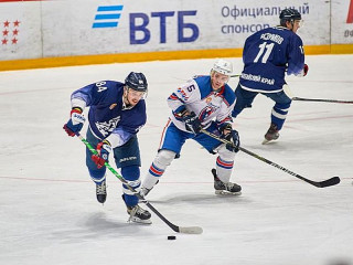 Волевой победой продолжили алтайские хоккеисты серию игр регионального чемпионата Высшей лиги