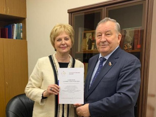 Сенатор РФ Александр Карлин вручил заслуженной артистке России Татьяне Ташковой благодарственное письмо, отметив ее вклад в сохранение культурно-исторического наследия Алтая