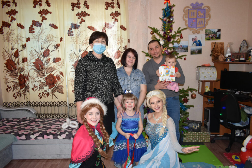 Председатель БГД Галина Буевич исполнила желание Вики Кургиной в рамках акции «Елка желаний»