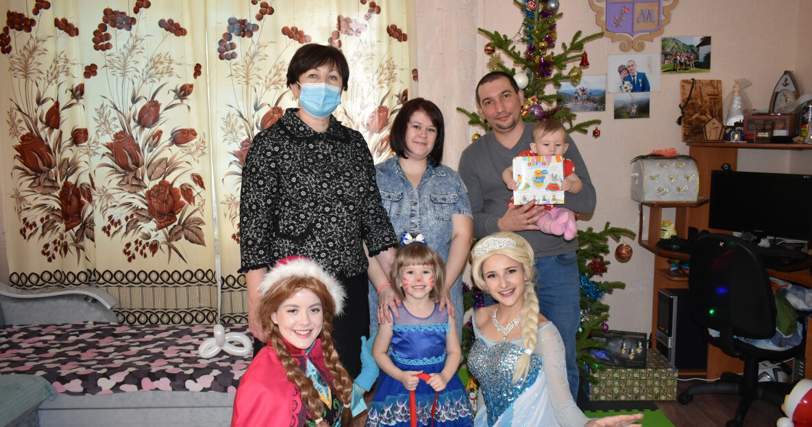 Председатель БГД Галина Буевич исполнила желание Вики Кургиной в рамках акции «Елка желаний»