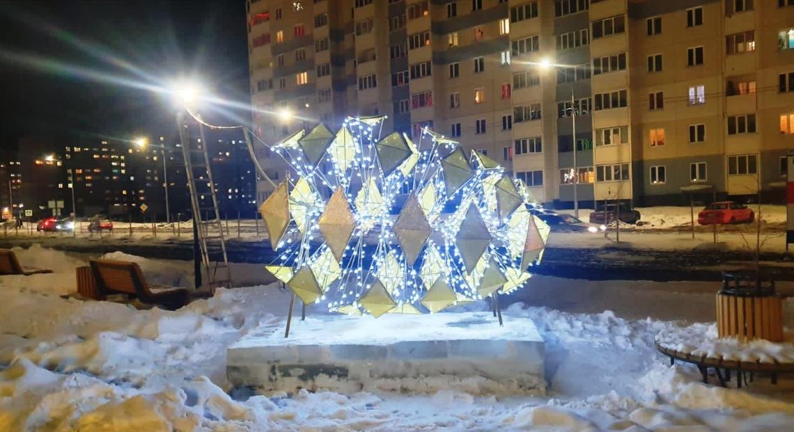 Еще один новогодний арт-объект установили в Индустриальном районе краевой столицы