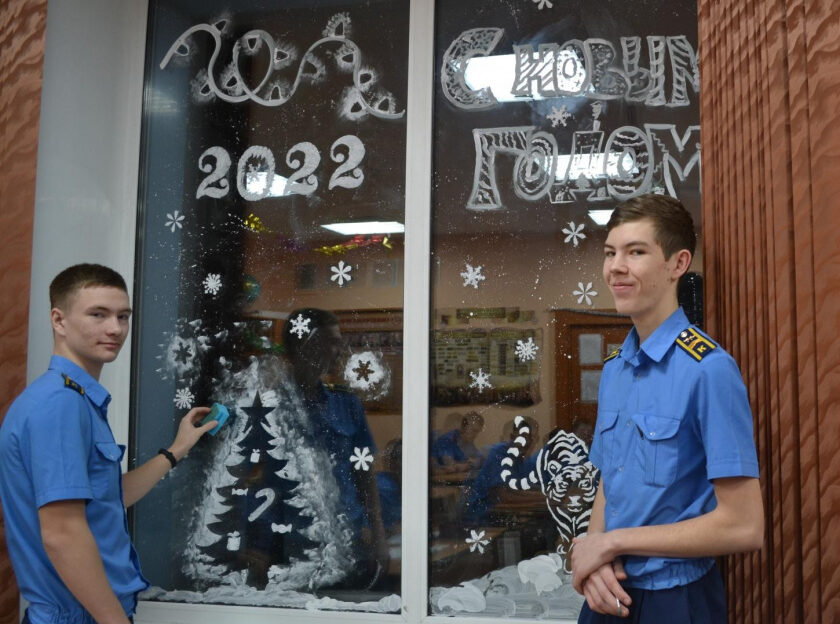 Окна детских садов, школ, колледжей Барнаула украсили к новогодним праздникам