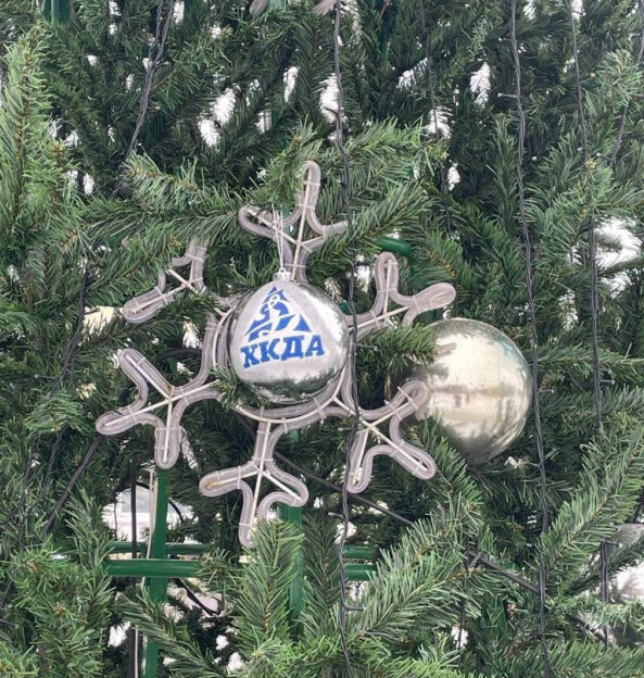Новогодние шары с логотипами известных спортклубов украсили ёлку на улице Мало-Тобольской