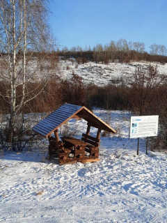 У озера Светлого в заказнике «Лебединый» в Алтайском крае установили беседки и скамейки