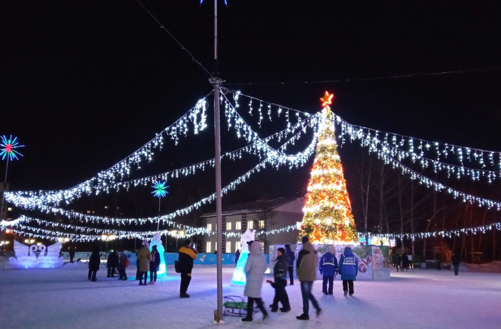 Новогодний городок на барнаульской площади Мира приглашает гостей