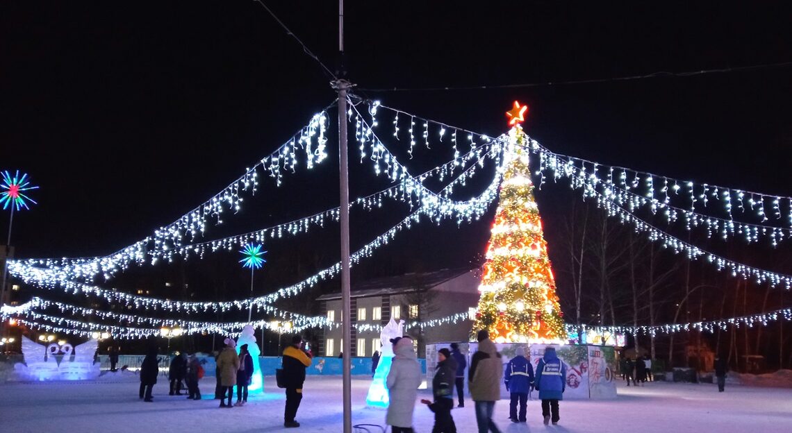 Новогодний городок на барнаульской площади Мира приглашает гостей