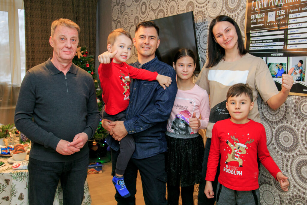 Всероссийская акция «Ёлка желаний»: Вячеслав Франк вручил новогодний подарок юной жительнице Барнаула