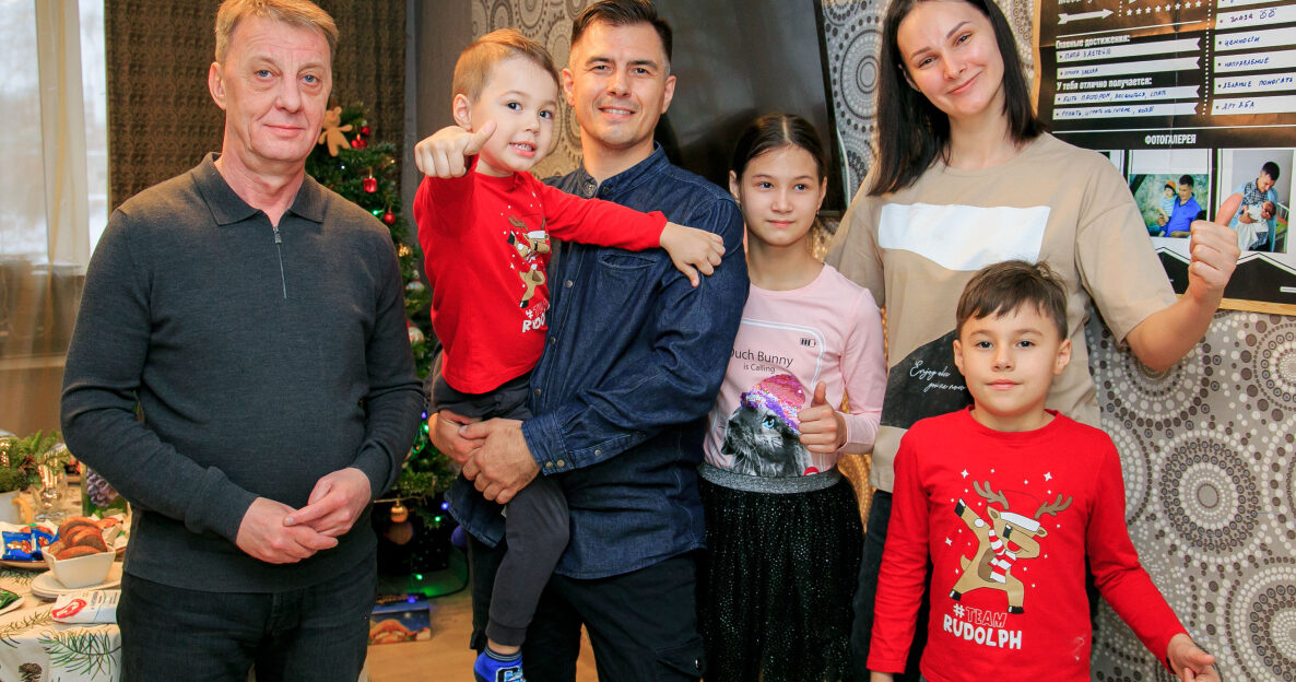 Всероссийская акция «Ёлка желаний»: Вячеслав Франк вручил новогодний подарок юной жительнице Барнаула