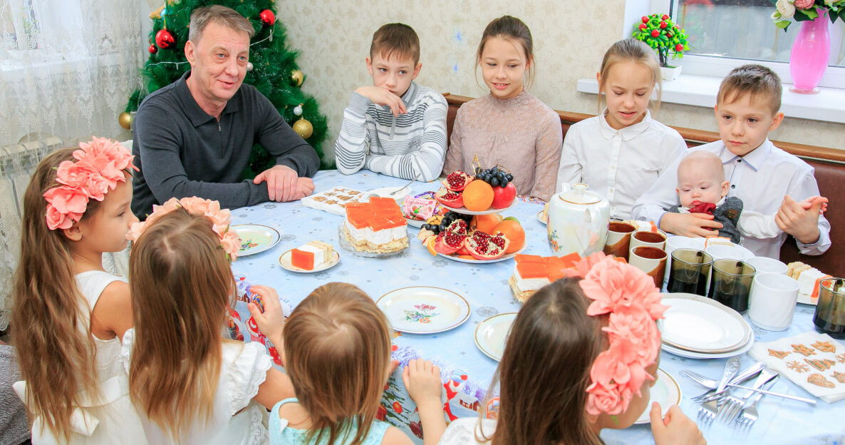 Глава Барнаула Вячеслав Франк поздравил с Новым Годом многодетную семью Брит