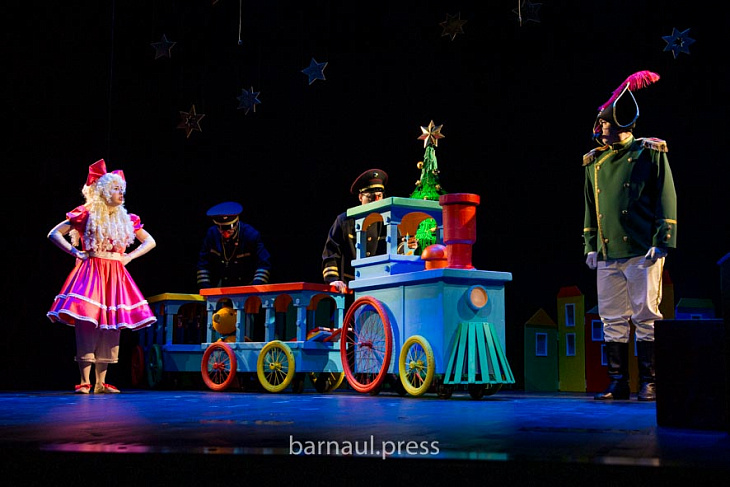 Новогодний спектакль в театре кукол посмотрели 200 ребят из многодетных семей Барнаула