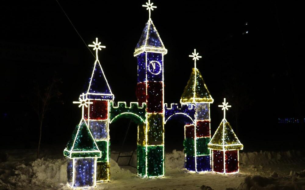 Новую светодиодную композицию «Замок» установили в Железнодорожном районе Барнаула