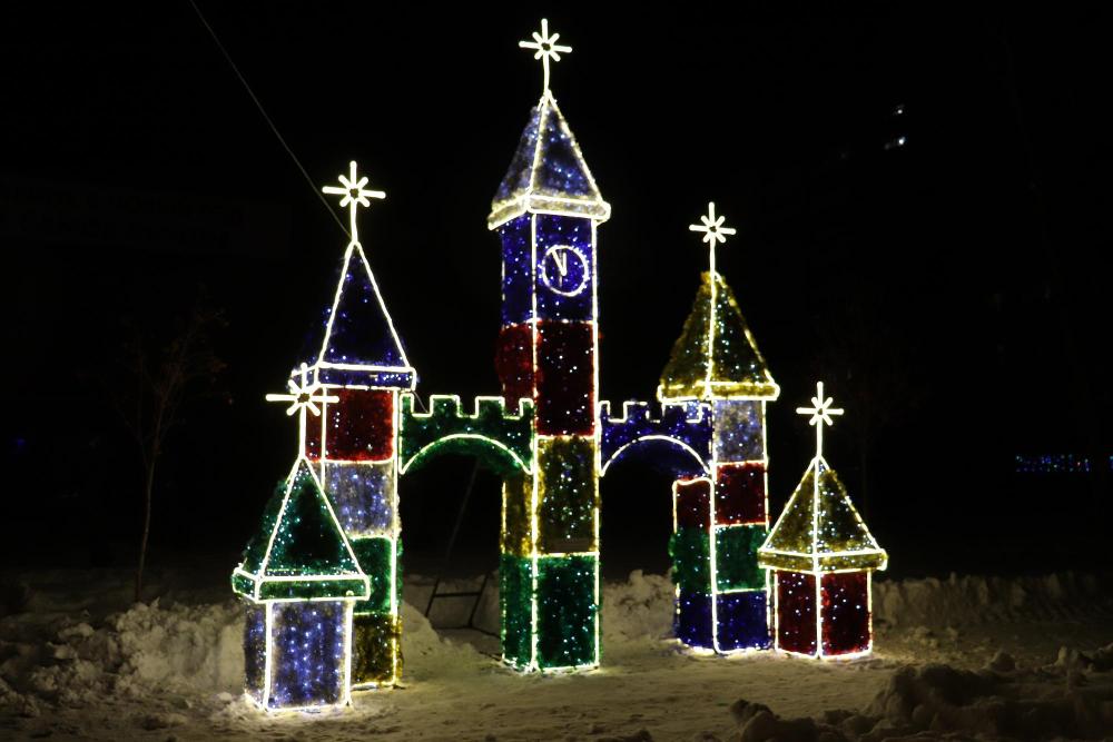 Новую светодиодную композицию «Замок» установили в Железнодорожном районе Барнаула