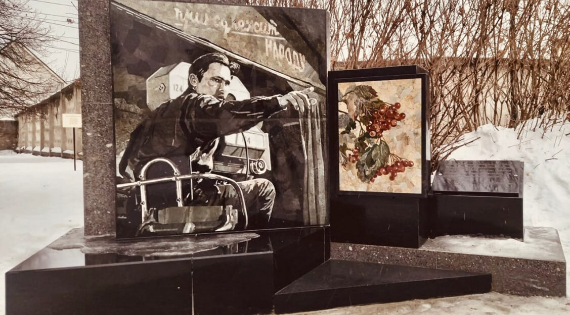 На усадьбе ГМИЛИКА появился арт-объект, посвященный Василию Шукшину