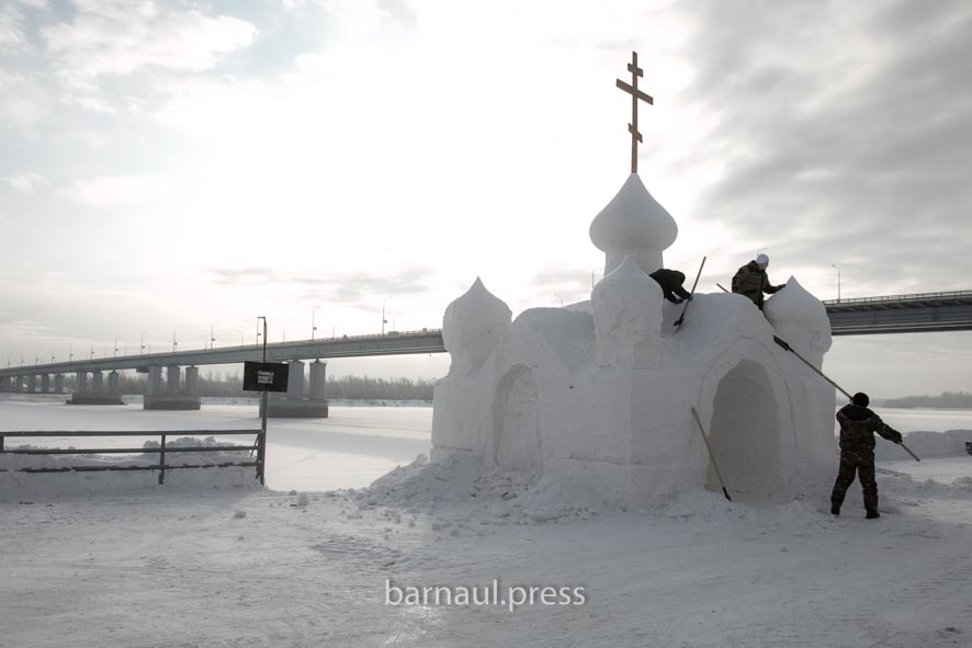В Барнауле идет строительство Крещенского городка