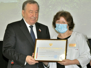 Награды Совета Федерации работникам самого крупного учреждения здравоохранения Алтайского края вручил сенатор РФ Александр Карлин