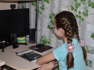 В Алтайском крае цифровые волонтеры помогают ученикам начальной школы с учебой в дистанционном формате