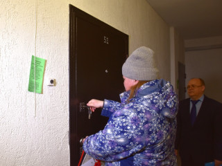 Ключи от квартир получили дети-сироты в Бийске Алтайского края