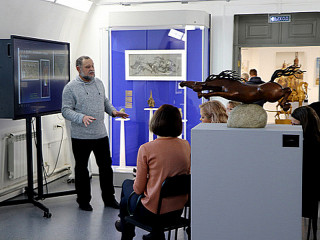 Около полутора тысяч человек в Барнауле посетили экспозицию всемирно известного скульптора Даши Намдакова