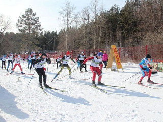 Около ста юных биатлонистов выступили на Кубке олимпийского чемпиона Сергея Тарасова в Барнауле