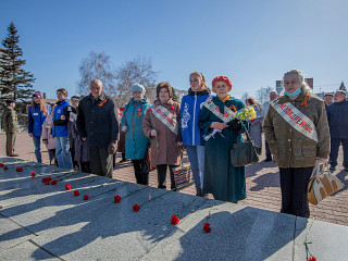 В Барнауле возложили цветы к Мемориалу Славы в память об освобождении узников фашистских концлагерей