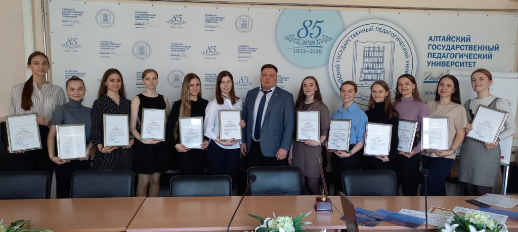 Барнаульскому ансамблю народного танца «Фантазия», который отметил 55-летие, вручили награду