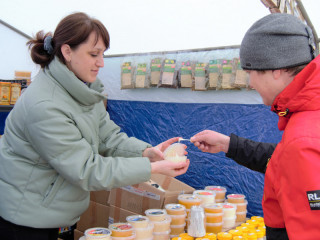 В Барнауле работает выставка-ярмарка меда