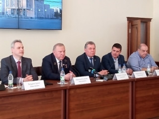 Беседу о защите Донбасса со студентами опорного вуза Алтайского края провели депутаты различных уровней власти