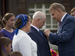 Губернатор Алтайского края Виктор Томенко и полпред Президента России в СФО Анатолий Серышев поздравили многодетную семью Лещёвых из Курьи с государственной наградой