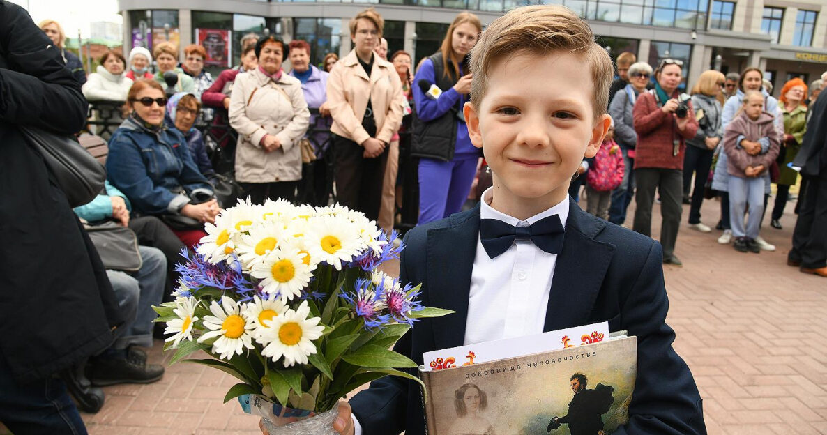 В день рождения Александра Пушкина барнаульцы прочли стихи у памятника поэту