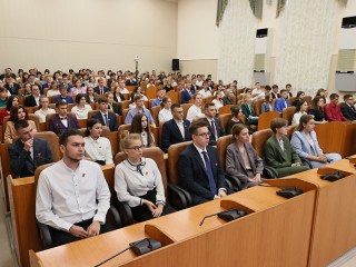 Лучших выпускников школ Алтайского края поздравили в Правительстве региона