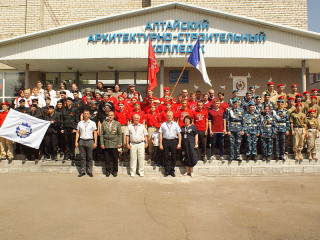 Ребята из 12 военно-патриотических клубов Алтайского края приняли участие в слете, приуроченном к 77-летию Победы в Великой Отечественной войне