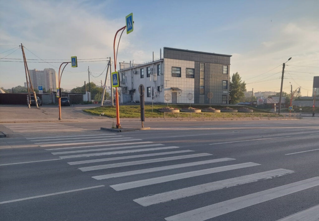 Продольную разметку термопластиком нанесли на Павловском тракте и улице Аванесова в Барнауле