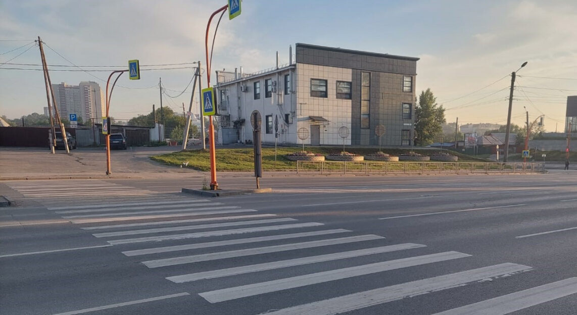 Продольную разметку термопластиком нанесли на Павловском тракте и улице Аванесова в Барнауле